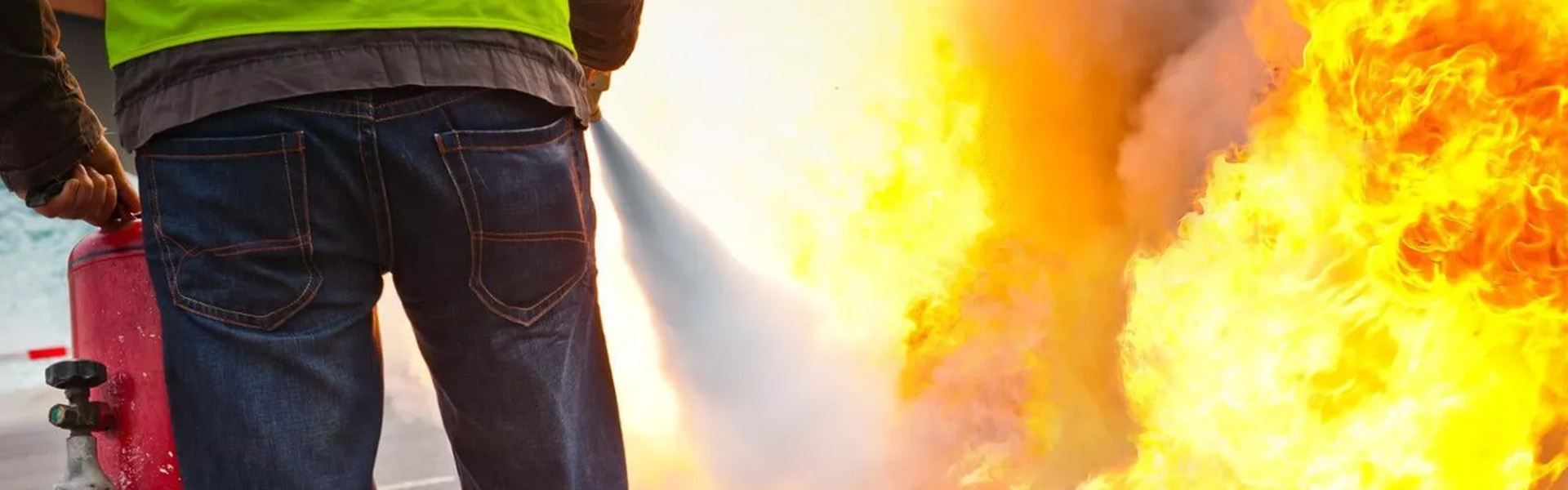 corso antincendio rischio medio: Immagine pompiere che spegne il fuoco